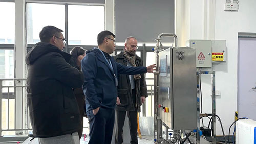 阿泰细实地考察